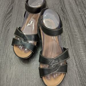 Clark's Woman's 7W wedge sandals Black Leather ortholite Capri strap adjustable